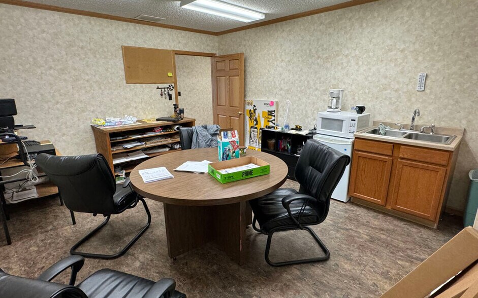 More Photos Of 425 N Broadway Ave, Riverton Light Distribution For Sale