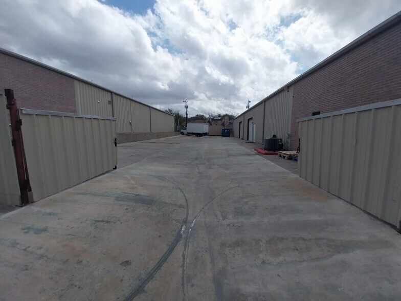 More Photos Of 6214 Krempen Ave, San Antonio Warehouse For Sale