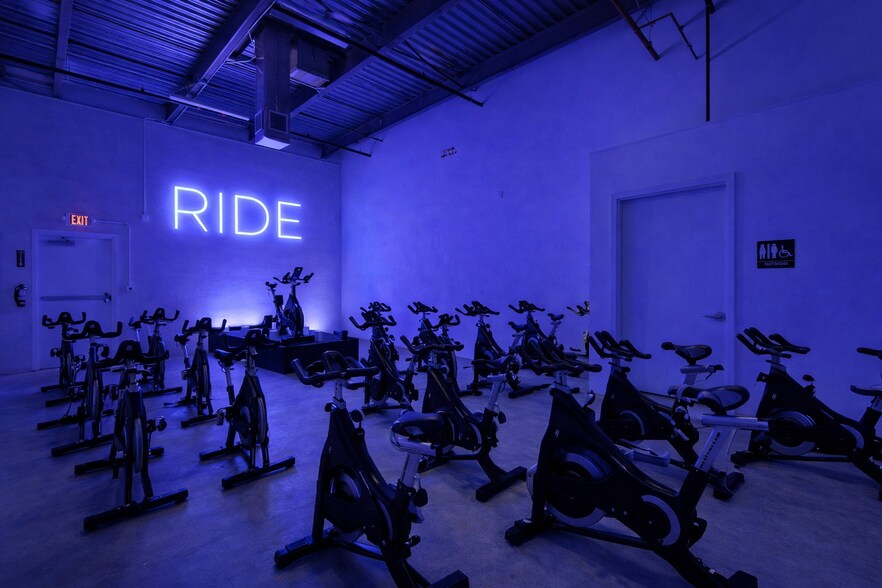 More Photos Of 230 N Congress, Lake Park Flex For Lease