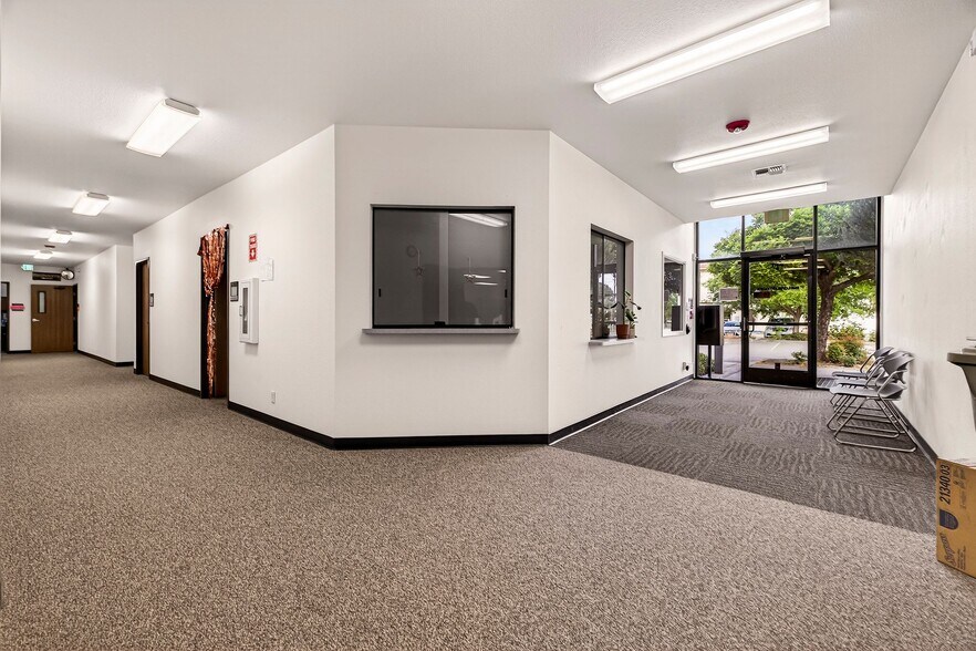 More Photos Of 604 E Walker St, Orland Office For Sale