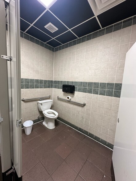 More Photos Of 102 E Park St, Taylorville Freestanding For Sale