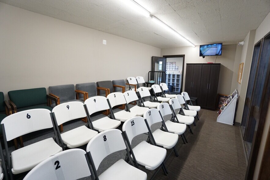 More Photos Of 401 S 7th St, Sunnyside Bank For Sale