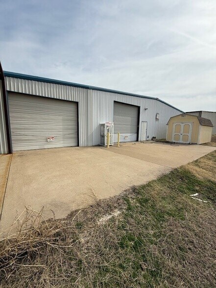 More Photos Of 103 Industrial Dr, Waxahachie Warehouse For Lease