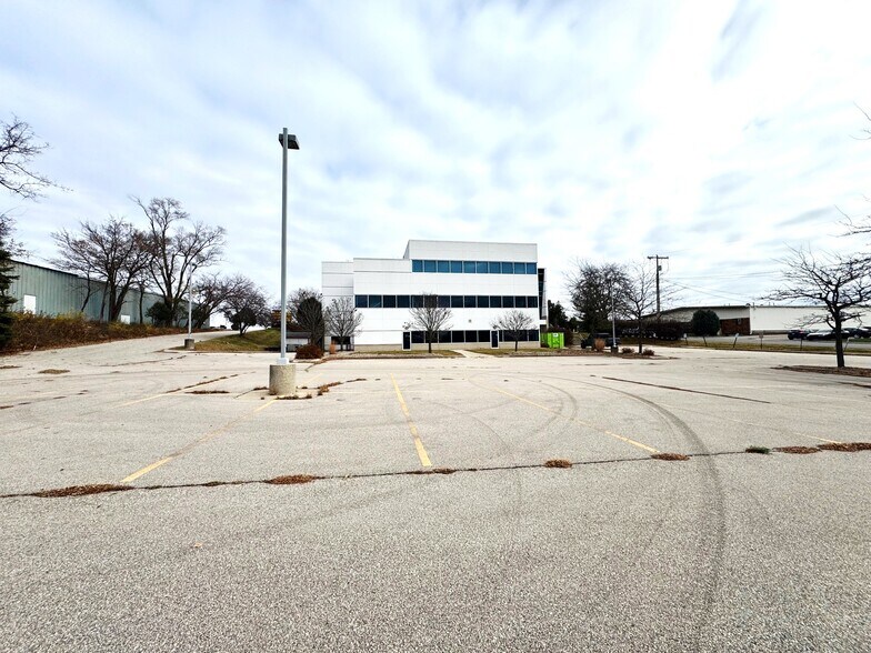 More Photos Of 6911 Mangrove Ln, Monona Office For Sale