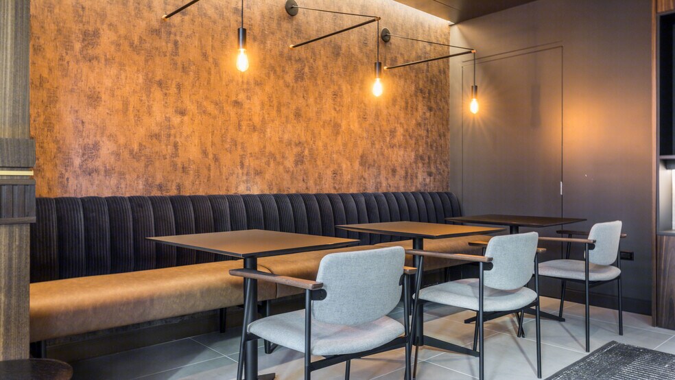 More Photos Of 200 S Wacker Dr, Chicago Office For Lease