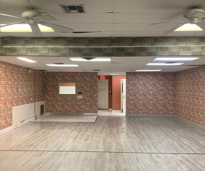 More Photos Of 5580 66th St N, Saint Petersburg Auto Repair For Lease