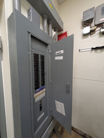 More Photos Of 3727 W Willow Knolls Dr, Peoria General Retail For Lease