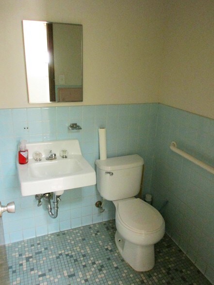 More Photos Of 18940 Schoolcraft, Detroit Medical For Lease