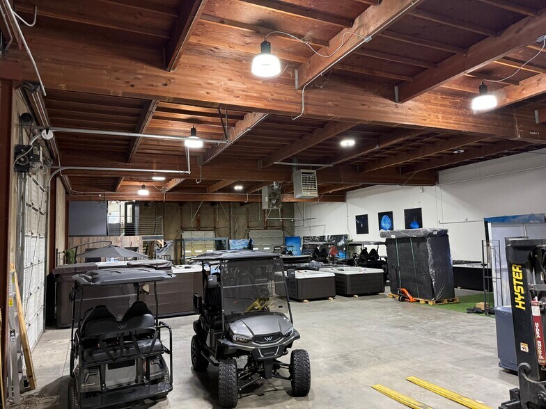 More Photos Of 4670 SW Pacific Ave, Beaverton Warehouse For Lease