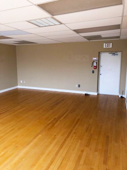 More Photos Of 16744-16750 E 14 Mile Rd, Fraser Freestanding For Lease