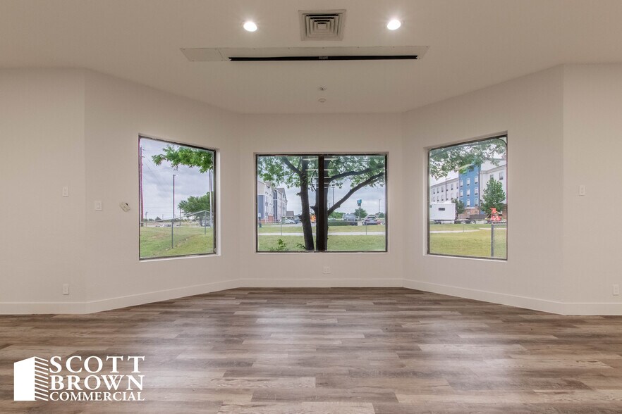 More Photos Of 2400 Worthington St, Denton Medical For Lease