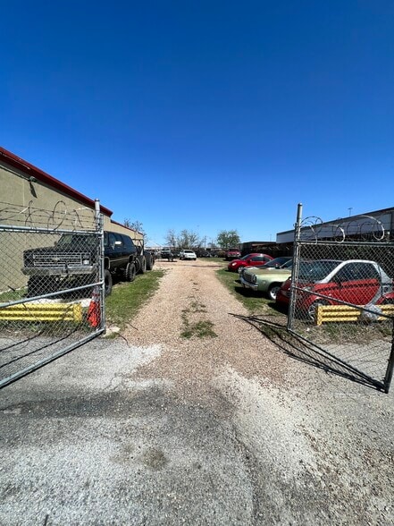 More Photos Of 2921 E Abram St, Arlington Manufacturing For Sale