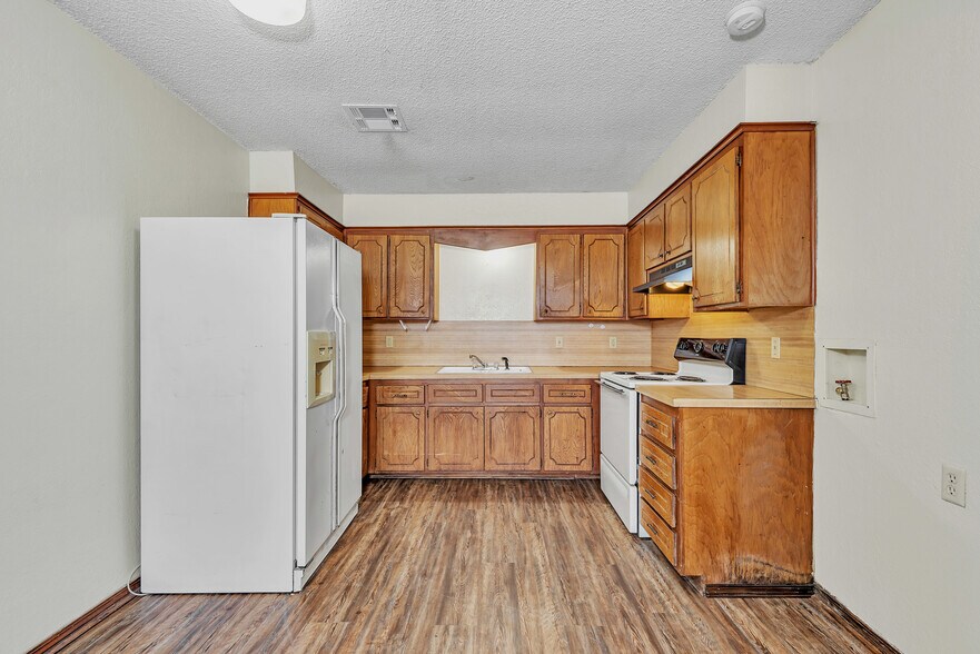 More Photos Of 210 NW North St, Minco Apartments For Sale