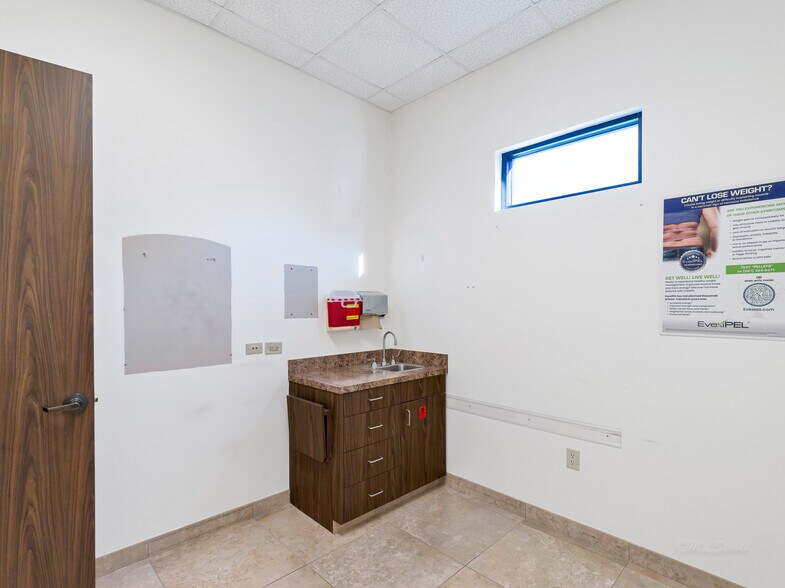 More Photos Of 714 S Peek Rd, Katy Medical For Lease