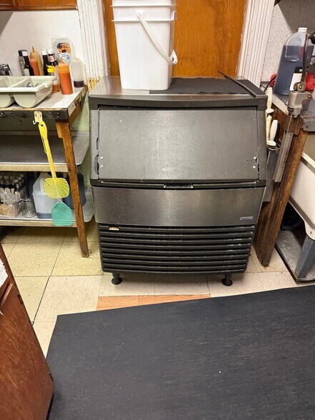 More Photos Of 305 N Main St, Bridgewater Storefront Retail Residential For Sale