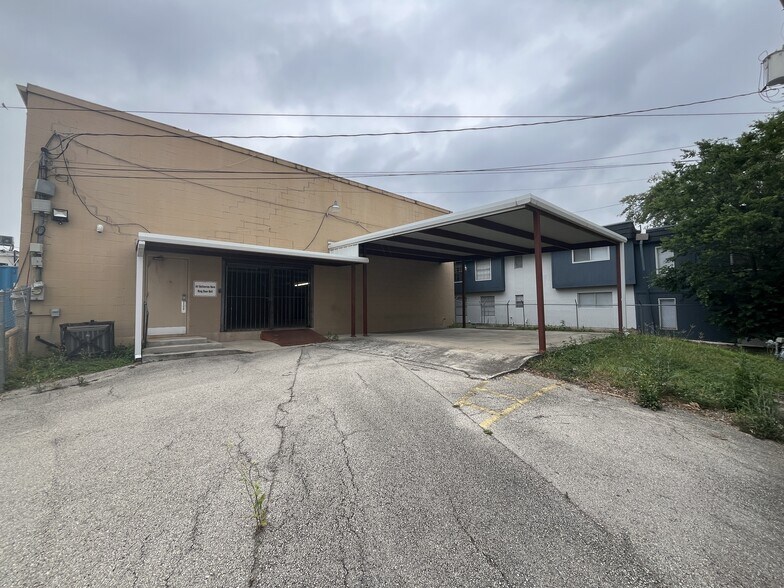 More Photos Of 2502 Harry Wurzbach Rd, San Antonio Flex For Sale