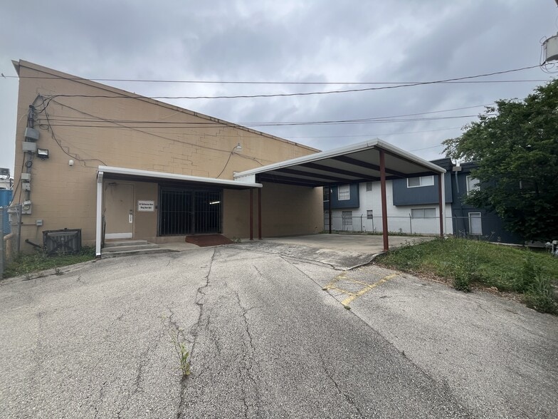 More Photos Of 2502 Harry Wurzbach Rd, San Antonio Flex For Sale
