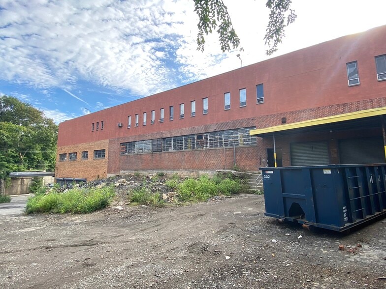 More Photos Of 144 E Kingsbridge Rd, Mount Vernon Warehouse For Lease