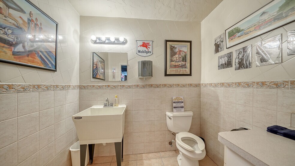 More Photos Of 2111 Whitfield Park Dr, Sarasota Showroom For Sale