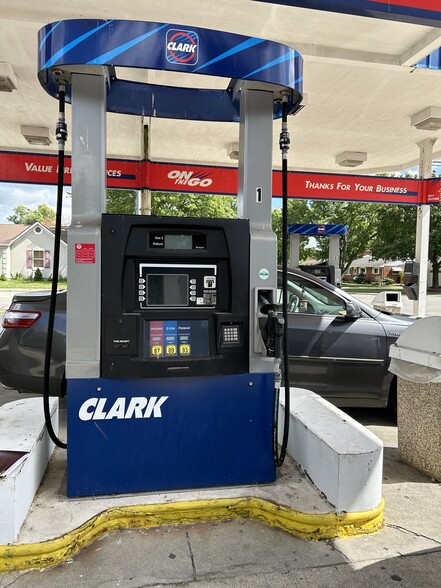 More Photos Of 200 N Sunset Dr, Piqua Service Station For Sale