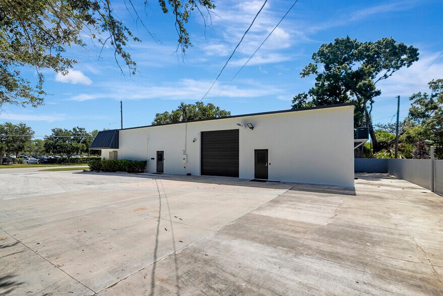 More Photos Of 450 94th Ave N, Saint Petersburg Freestanding For Lease