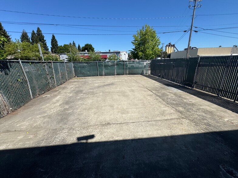 More Photos Of 104 Maxwell Ct, Santa Rosa Warehouse For Lease