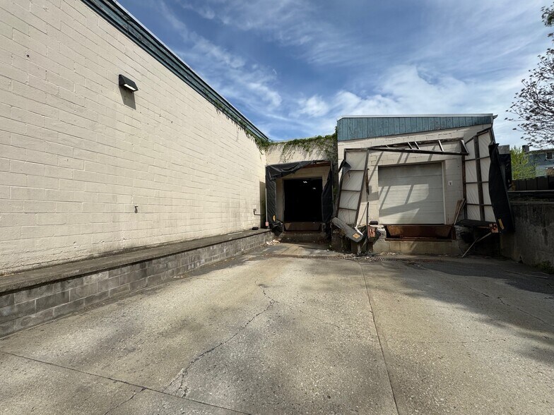 More Photos Of 195 Hudson St, Cornwall-on-Hudson Distribution For Lease