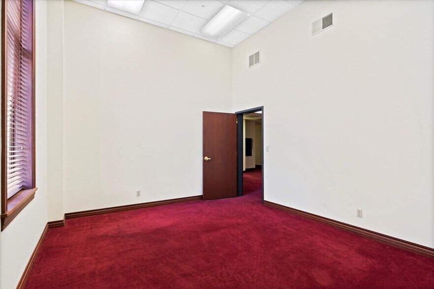 More Photos Of 200 S 6th St, Springfield Office For Sale