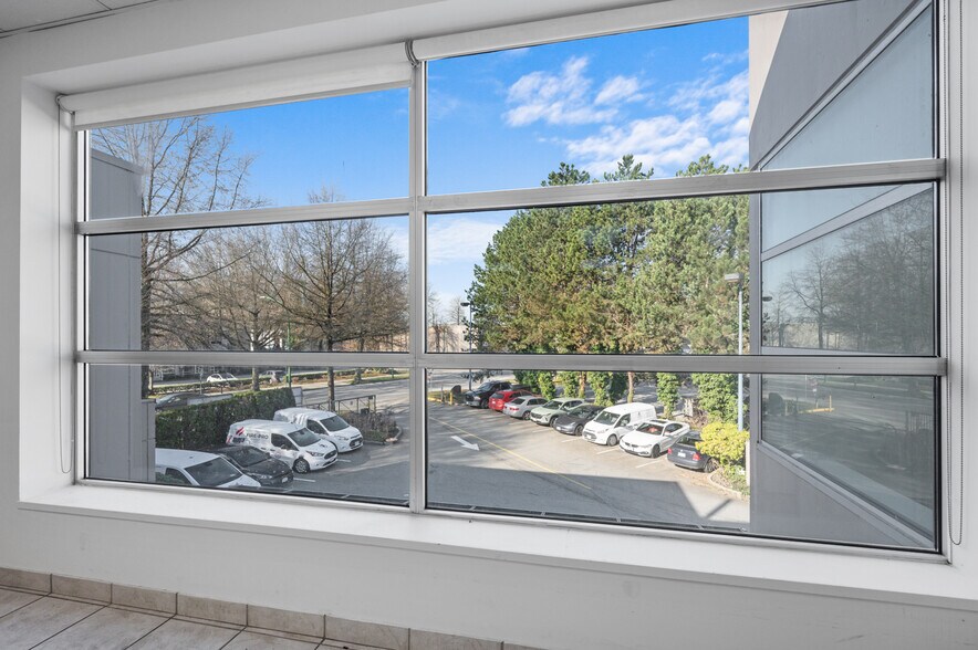 More Photos Of 3871 N Fraser Way, Burnaby Showroom For Lease