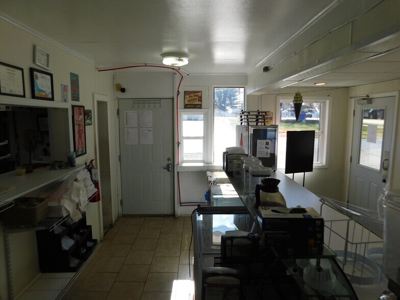 More Photos Of 606 N Jefferson St, Silver Lake General Retail For Sale