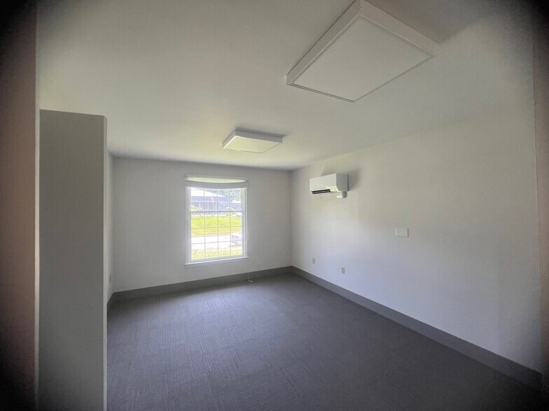 More Photos Of 89 Viets St, New London Office For Sale