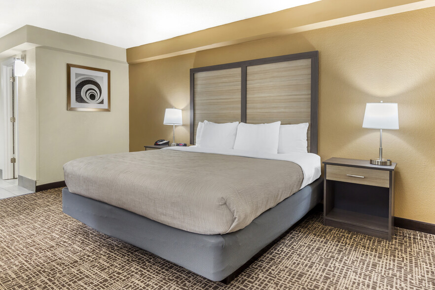 More Photos Of 115 Lake Ave, Spring Lake Hotel For Sale