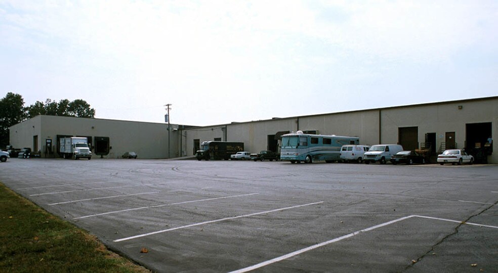 More Photos Of 1626 Headland Dr, Fenton Warehouse For Lease