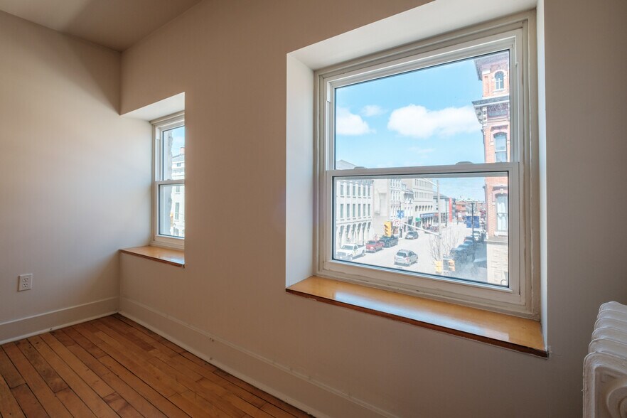 More Photos Of 155-159 Wellington St, Kingston Storefront Retail Residential For Lease