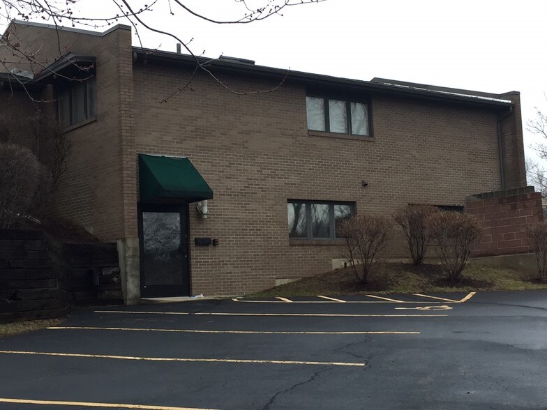 More Photos Of 4777 E State St, Rockford Medical For Lease