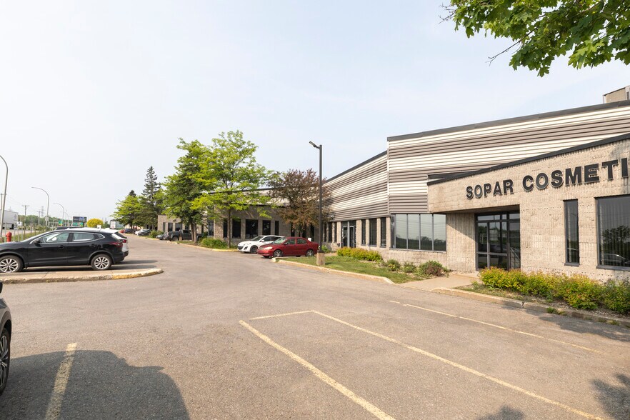 More Photos Of 1875-1905 Boul Lionel-Bertrand, Boisbriand Light Manufacturing For Lease