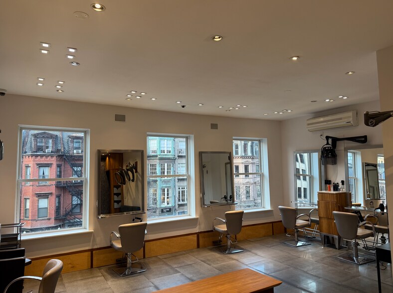 Primary Photo Of 132 Newbury St, Boston General Retail For Sale