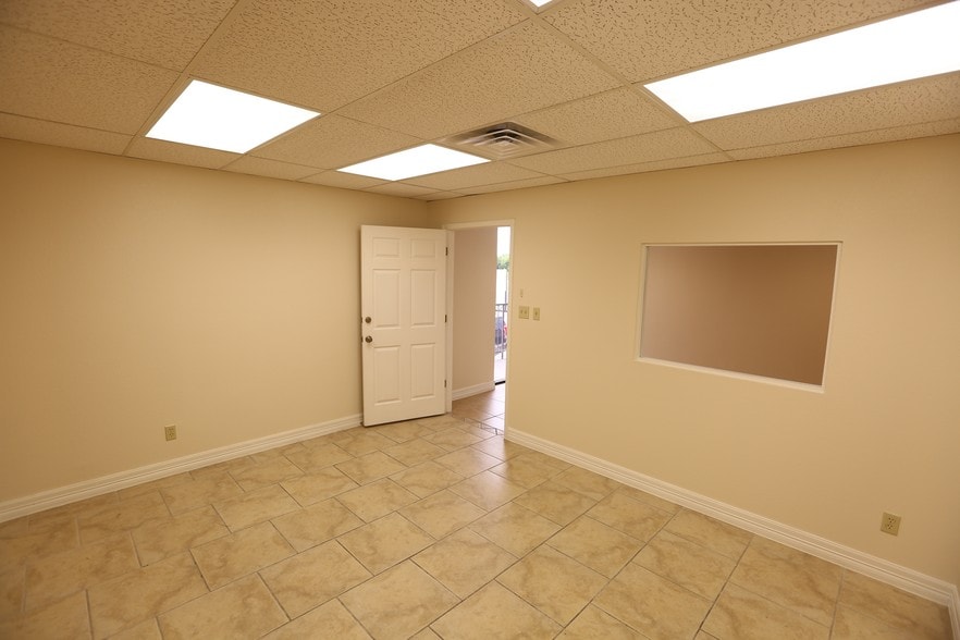 More Photos Of 5426-5440 Schertz Rd, San Antonio Flex For Lease