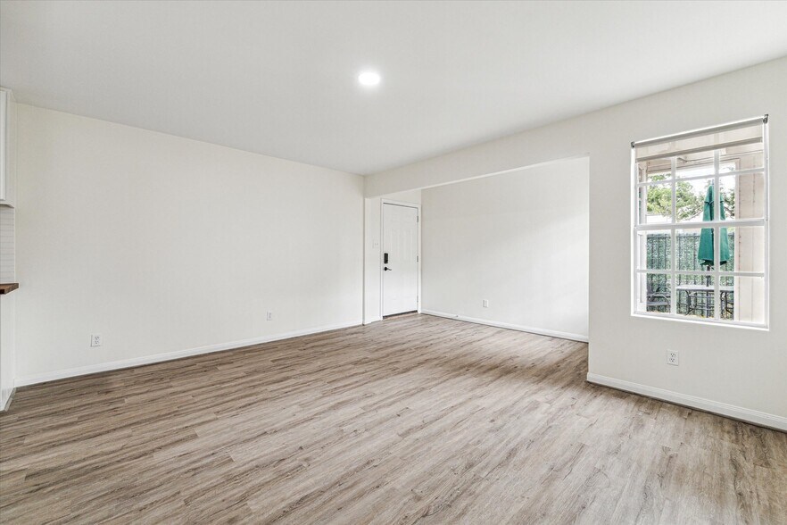 More Photos Of 1011 W 10th St, Houston Apartments For Sale