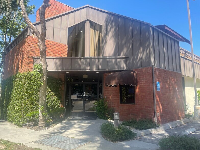 More Photos Of 16810 Ventura Blvd, Encino Loft Creative Space For Lease