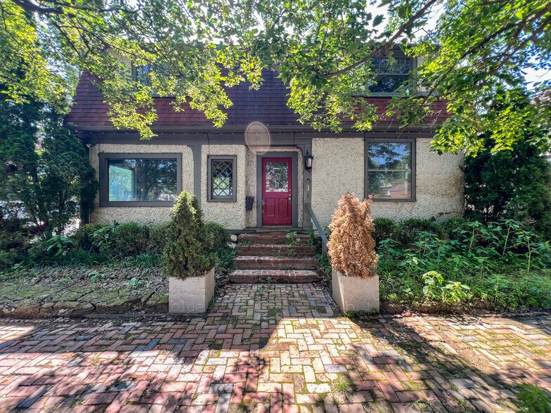 More Photos Of 1 Swan St, Asheville Freestanding For Sale