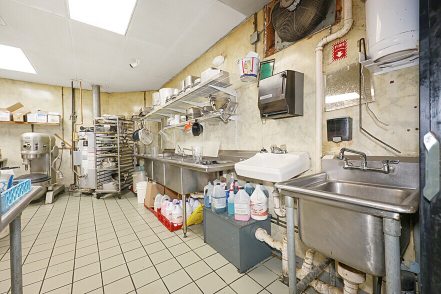 More Photos Of 128 Maple St, Manchester Restaurant For Sale