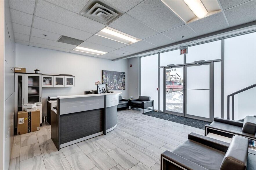 More Photos Of 2903 Kingsview Blvd SE, Airdrie Showroom For Sale