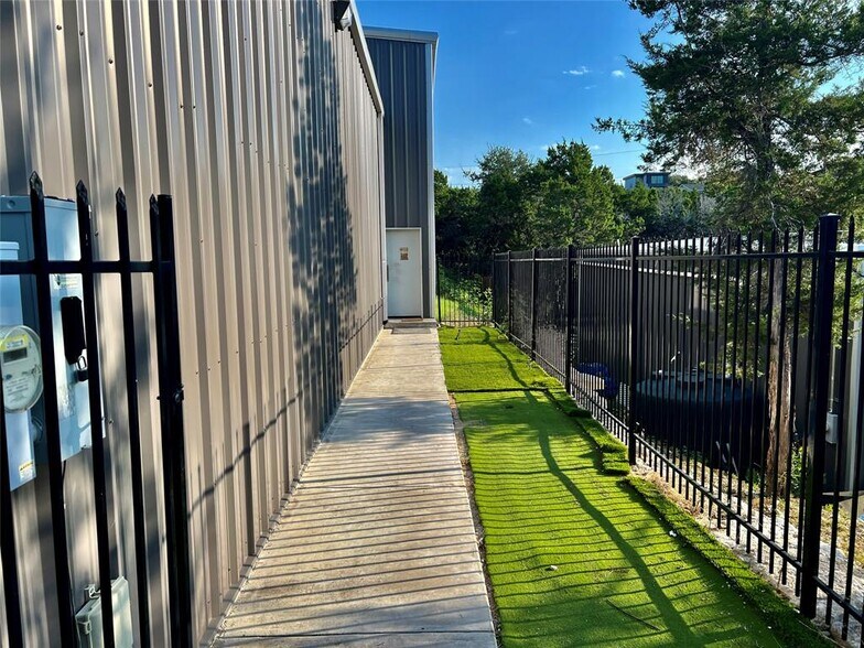 More Photos Of 15002 Iowa St, Austin Warehouse For Lease