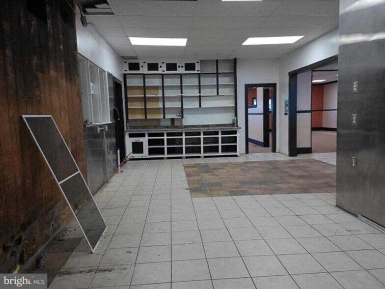 More Photos Of 2 W Market St, Gratz Storefront Retail Residential For Lease