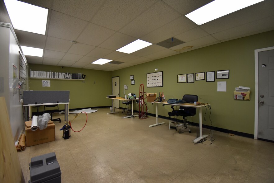 More Photos Of 20200 Saticoy St, Winnetka Storefront Retail Office For Lease