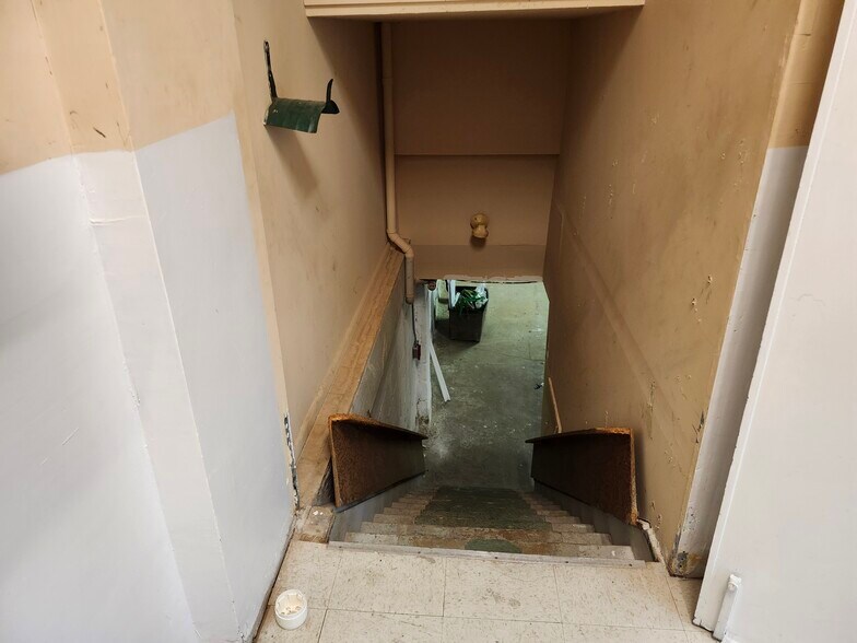 More Photos Of 1443-1449 Main St E, Hamilton General Retail For Lease