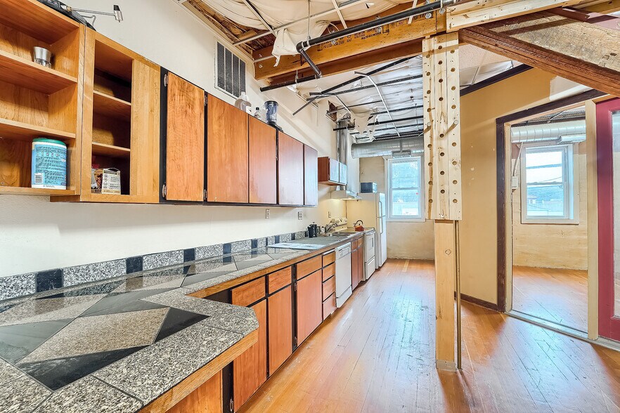 More Photos Of 611 2nd Ave, Longmont Showroom For Sale