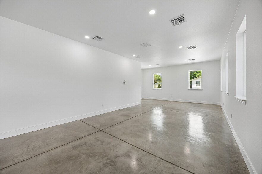 More Photos Of 908 Cresthaven Dr, Euless Showroom For Lease