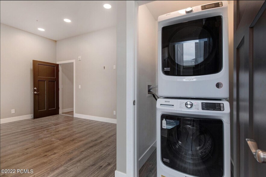 More Photos Of 4554 Forestdale Dr, Park City Showroom For Sale